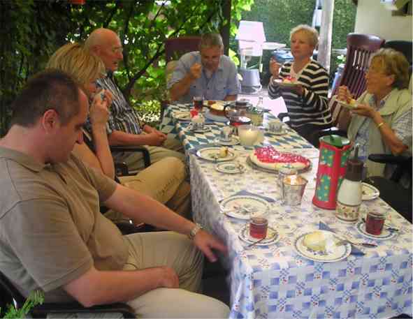 Kaffeetrinken. Foto TCBS / Rolf Fraedrich