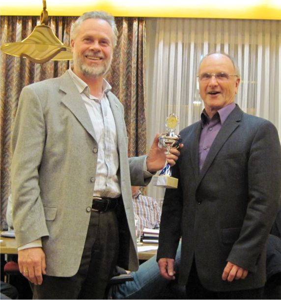 Rolf Fraedrich bekommt den Pokal 2009 von Erich Schondorf. Foto TCBS